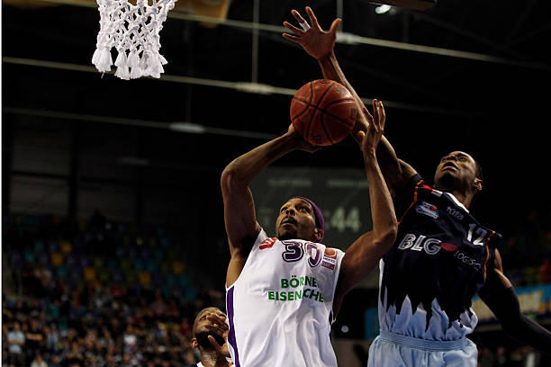 她不仅以其 她不仅以其